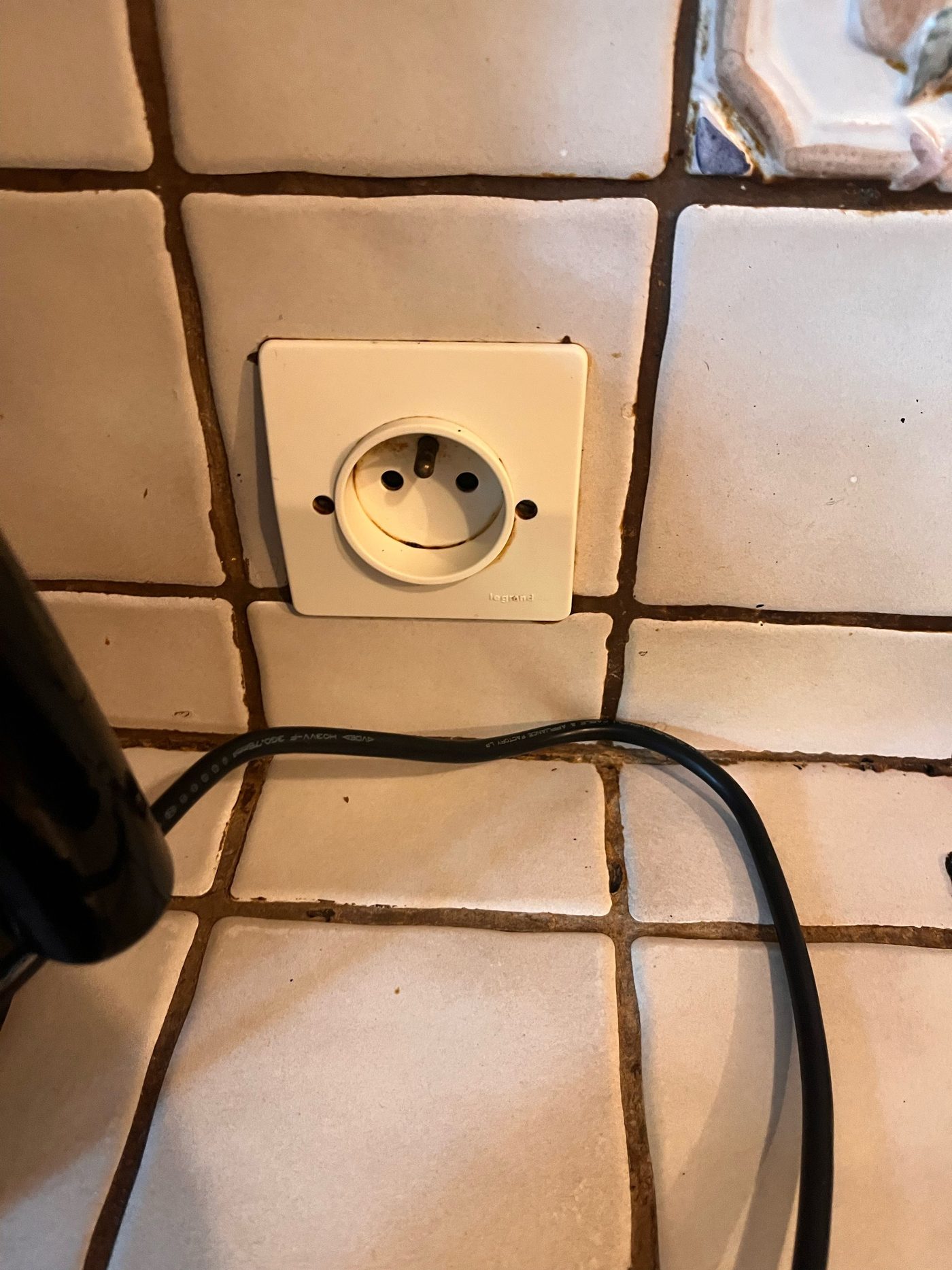 Prise électrique après nettoyage — finitions — Mary Clean Pro