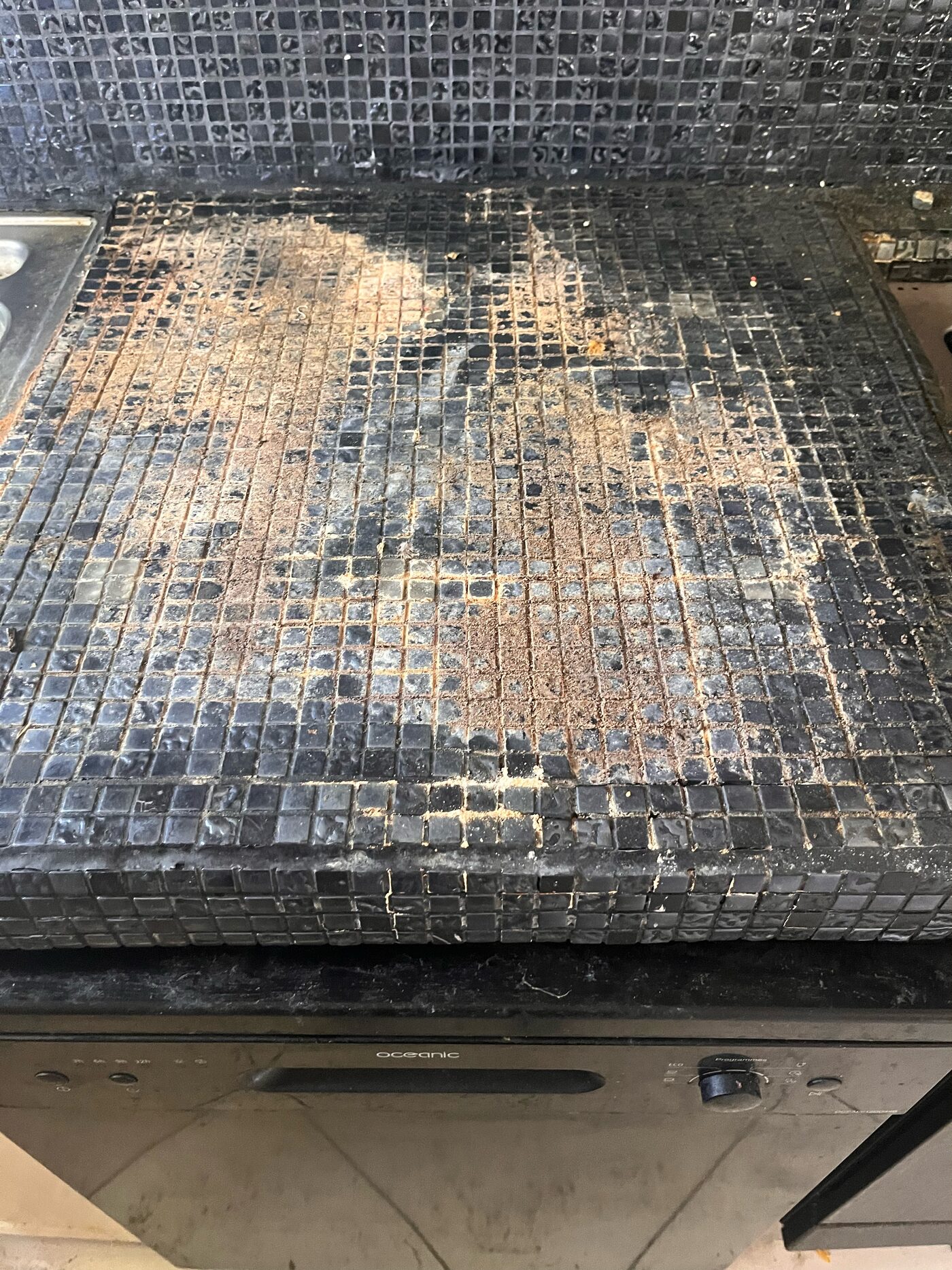 Plan de travail en mosaïque encrassé avant décapage — Mary Clean Pro